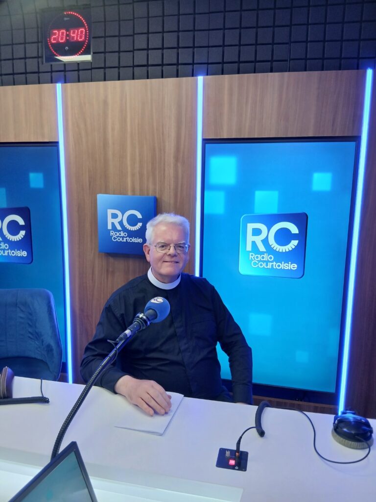 Le pasteur Alain Joly dans le studio de Radio Courtoisie
