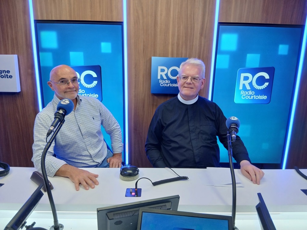 Le pasteur Alain Joly et Thierry Delcourt dans le studio de Radio Courtoisie